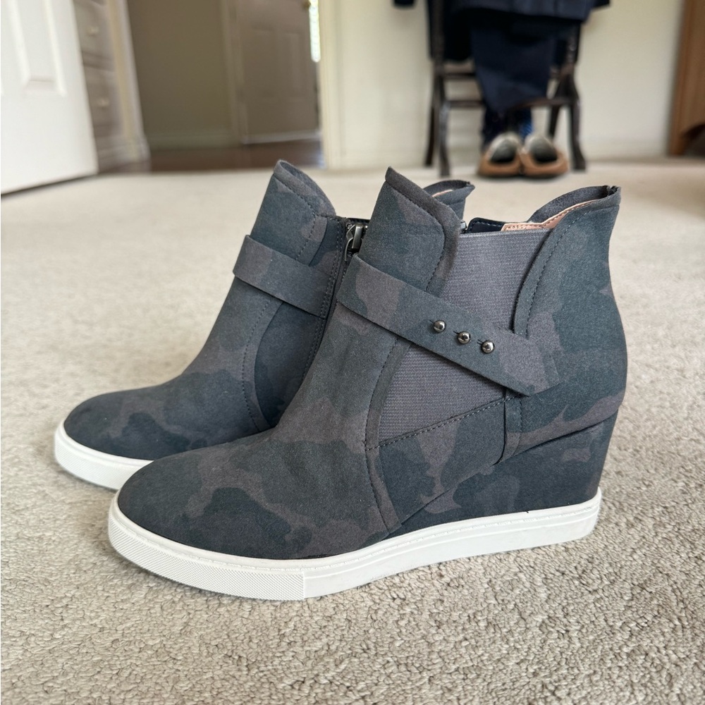 L. Paulo Wedge Booties